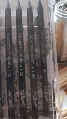 Woodless graphite pencil 